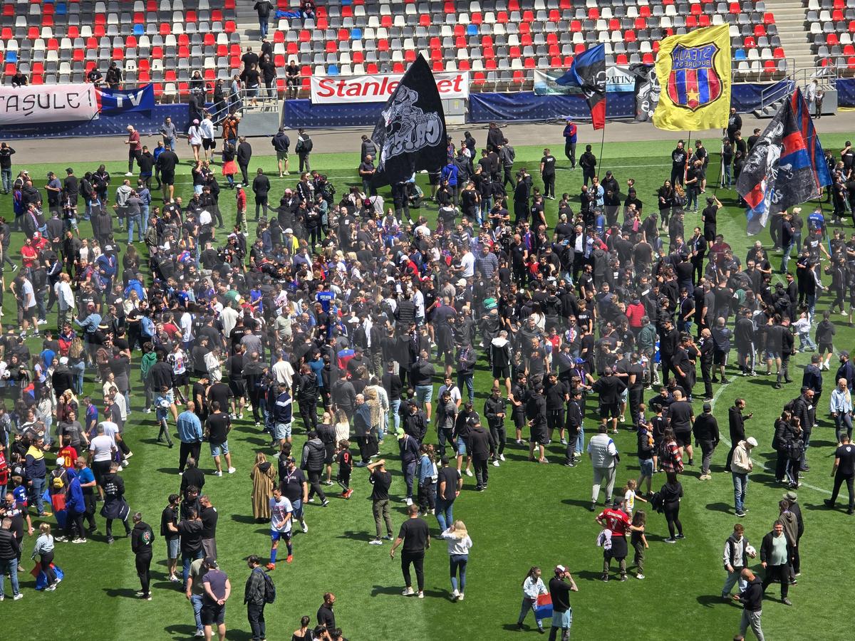Bătaie Steaua - CSM Reșița! Fanii au sărit în teren după fluierul final