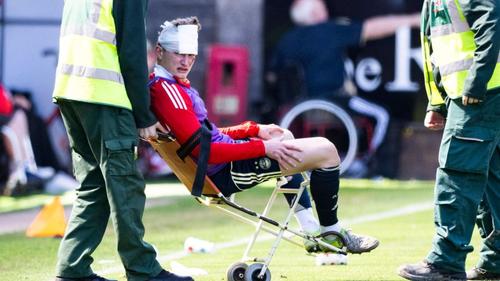 Jucătorul lui Aberdeen, Jack MacKenzie, este scos de pe teren cu un scaun cu rotile / Foto: captură