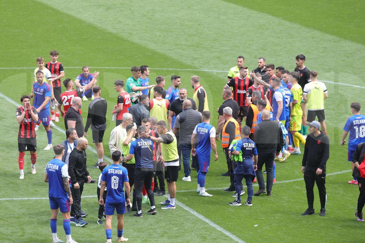 Bătaie Steaua - CSM Reșița! Fanii au sărit în teren după fluierul final