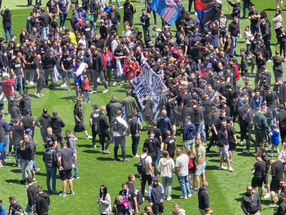 Bătaie Steaua - CSM Reșița! Fanii au sărit în teren după fluierul final