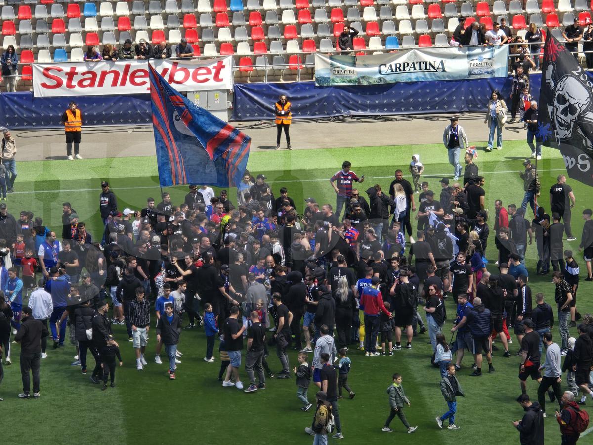 Bătaie Steaua - CSM Reșița! Fanii au sărit în teren după fluierul final