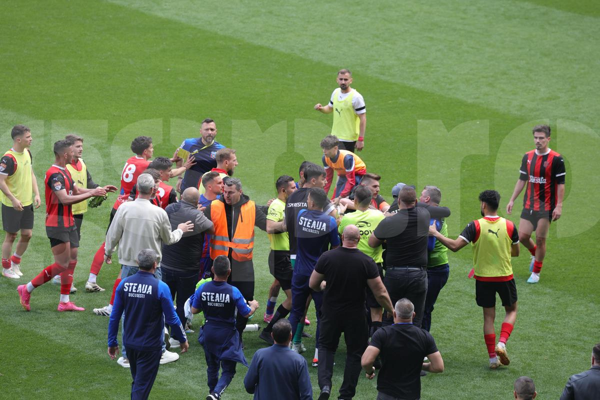 Bătaie Steaua - CSM Reșița! Fanii au sărit în teren după fluierul final