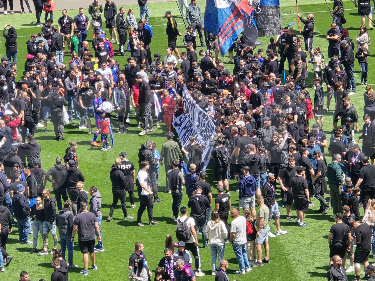 „Pentru noi ați promovat!” » Imagini incredibile în Ghencea: mii de suporteri au dat năvală pe teren, imediat după o bătaie între oficialii Stelei și ai Reșiței