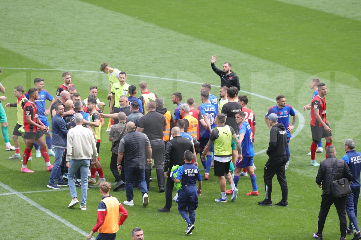 Bătaie Steaua - CSM Reșița! Fanii au sărit în teren după fluierul final