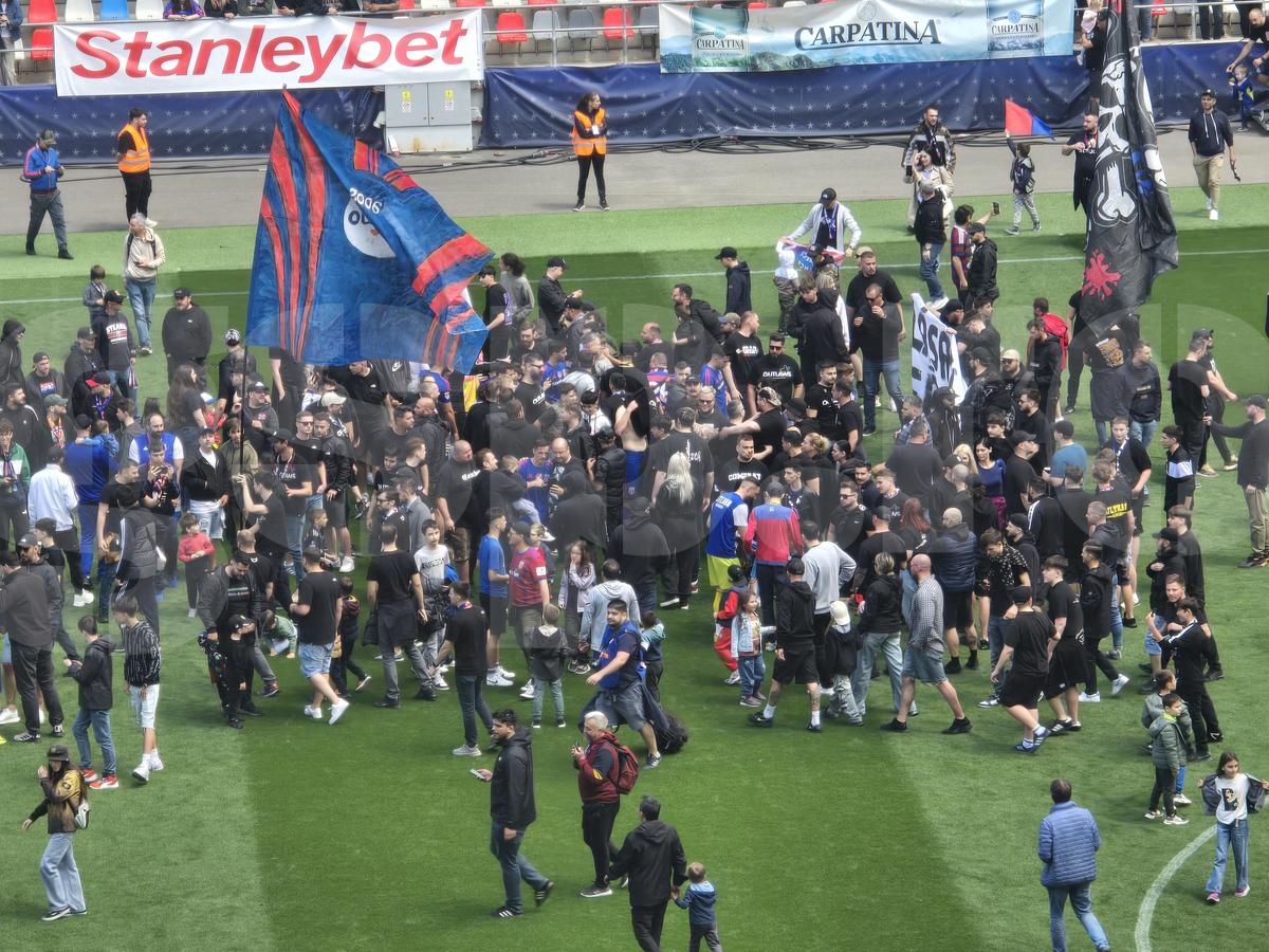 Bătaie Steaua - CSM Reșița! Fanii au sărit în teren după fluierul final