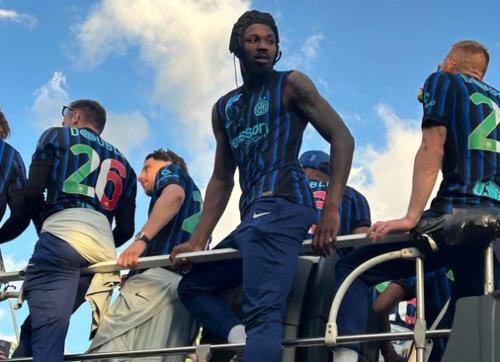 Marcus Thuram a fost mai mereu în centrul atenției la defilarea jucătorilor lui Inter, purtând în autobuzul decapotabil o cască pe modelul purtat de Chivu
