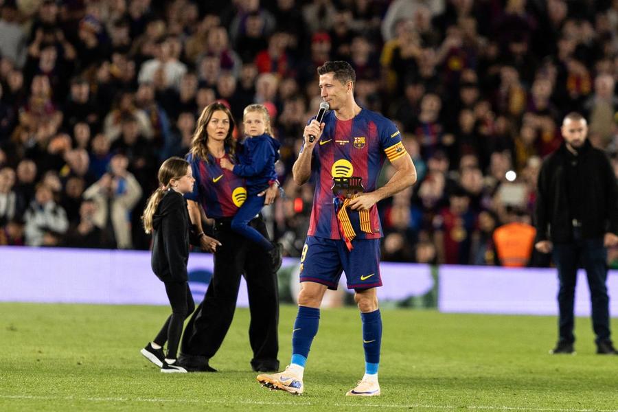 Robert Lewandowski le vorbește suporterilor / Foto: Imago Barcelona, la despărțirea de Lewandowski: „Robert, totul a început cu tine”