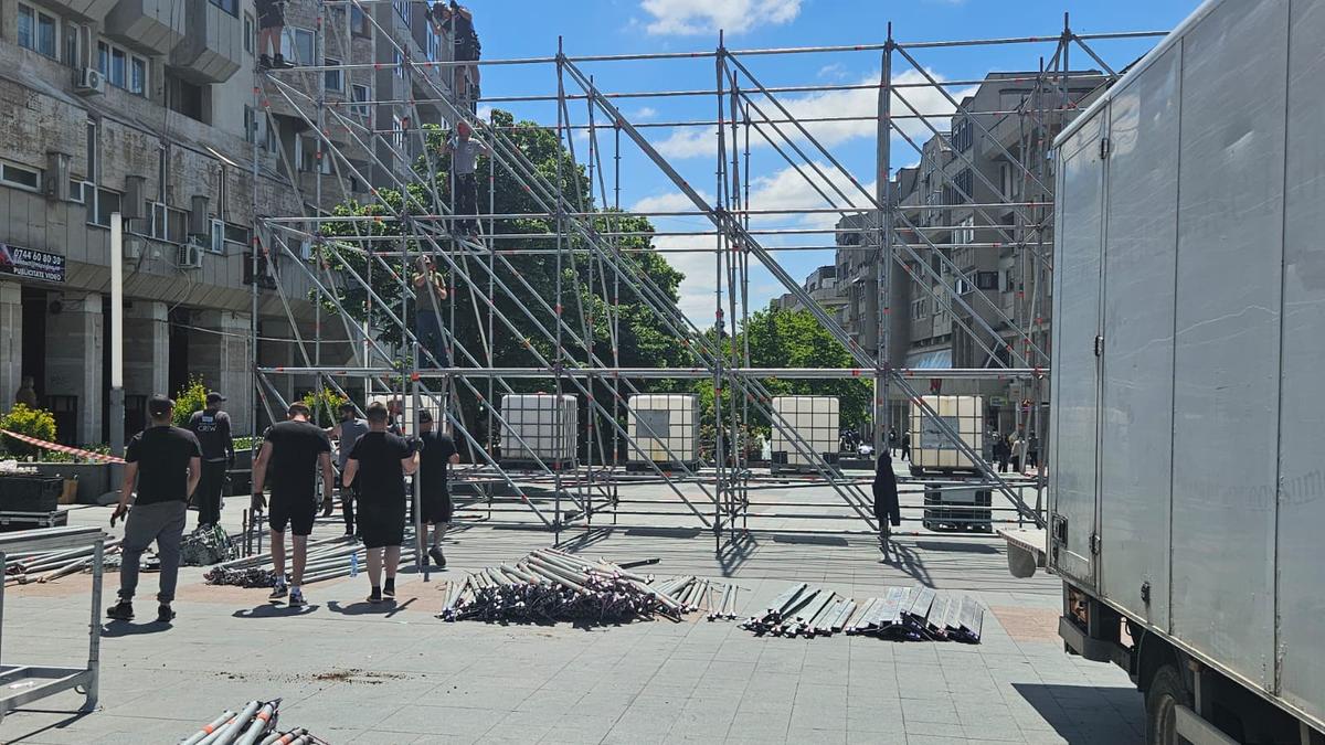 Piața „Mihai Viteazul” din Craiova, pregătită pentru sărbătoarea de titlu