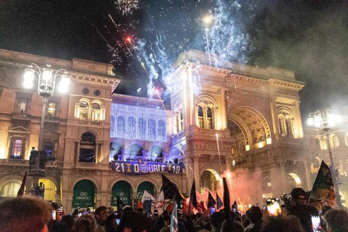 Ce sărbătoare în Piața Domului! Cristi Chivu a ridicat trofeele și a cântat cu sute de mii de oameni