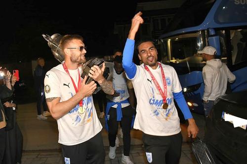 Alex Crețu, aici cu trofeul, alături de Ștefan Baiaram // foto: Cristi Preda (GSP)