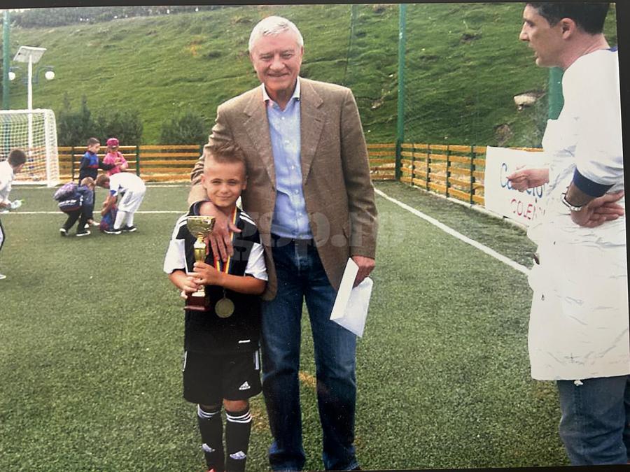 David Matei împreună cu fostul președinte FRF, Mircea Sandu, după un turneu în care a fost desemnat cel mai bun jucător. Foto: arhiva personală Paul Matei „S-a născut cu stea în frunte!” » Tatăl lui David Matei, mărturii spectaculoase după eventul Craiovei + Fotografia specială cu Hagi și promisiunea scrisă pe un șervețel