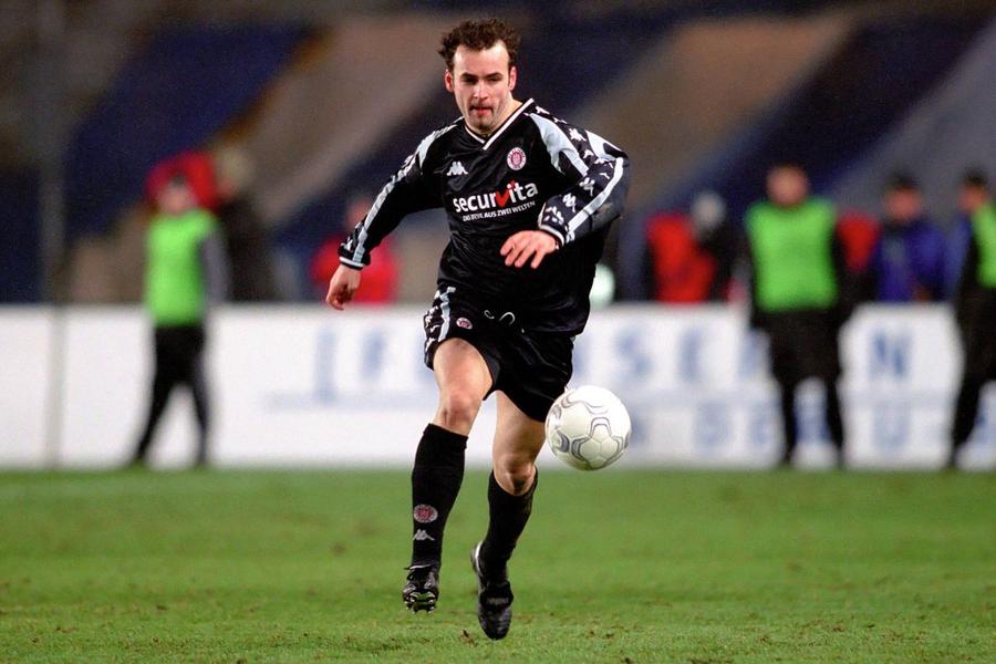 Cătălin Răcănel, pe vremea când îmbrăca tricoul lui FC St. Pauli Satul cu 4 supermarket-uri ia cu asalt Bundesliga: n-are gară, dar se laudă cu 3 brutării! Acolo a jucat românul Cătălin Răcănel