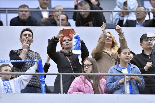 Lia Olguța Vasilescu, cu o eșarfă a Universității în mâna stângă, asistând la meciul dintre Craiova și U Cluj // foto: Cristi Preda (GSP)