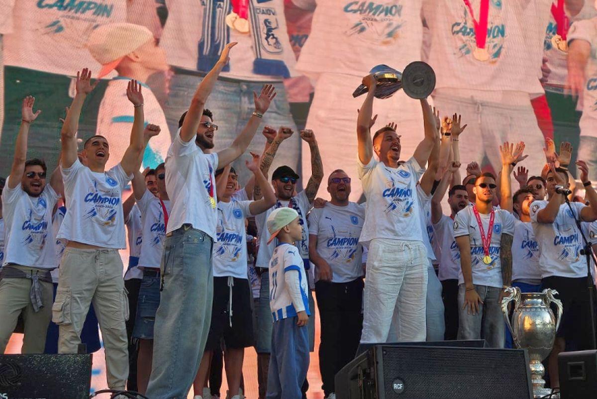 Craiova a sărbătorit titlul în centrul orașului » Bancu a ridicat trofeul în fața a 15.000 de oameni + Coelho și Cârțu, copleșiți de emoții