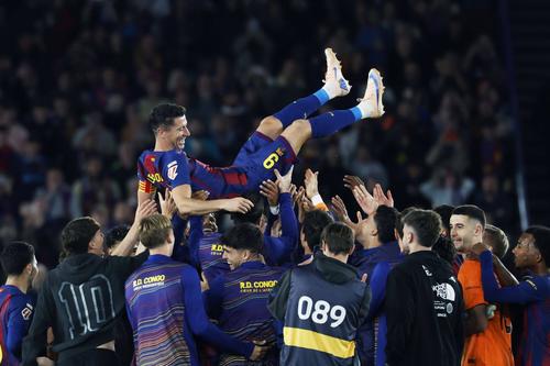 Robert Lewandowski, sărbătorit de coechipierii de la Barcelona / Foto: Imago