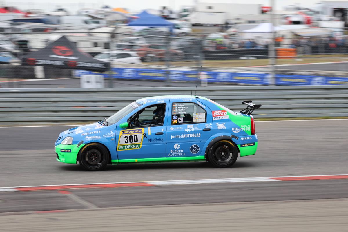Dacia a cucerit internetul! Pozele cu modelul românesc fac înconjurul lumii