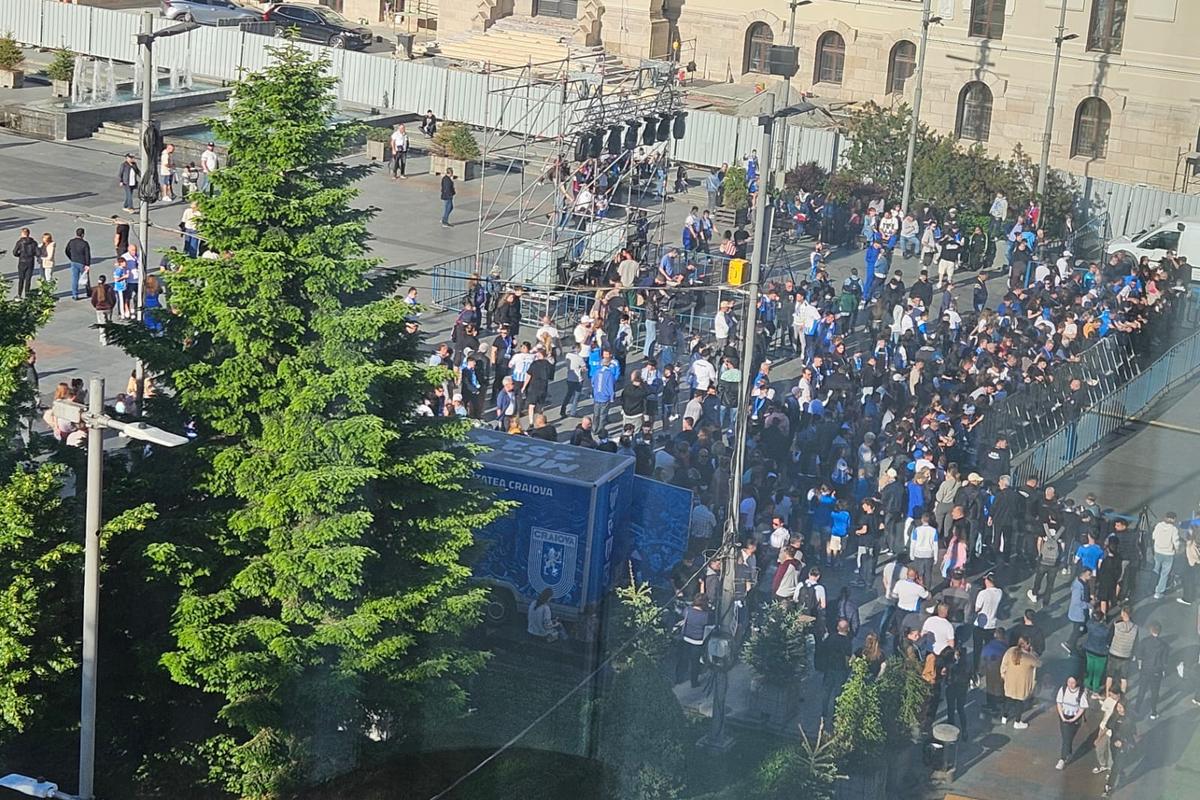 Piața „Mihai Viteazul” din Craiova, pregătită pentru sărbătoarea de titlu