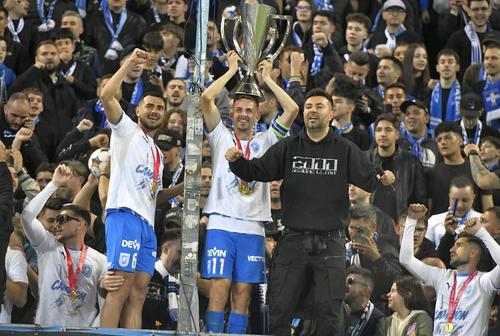 Nicușor Bancu, ridicând trofeul printre suporteri // foto: Cristi Preda (GSP)