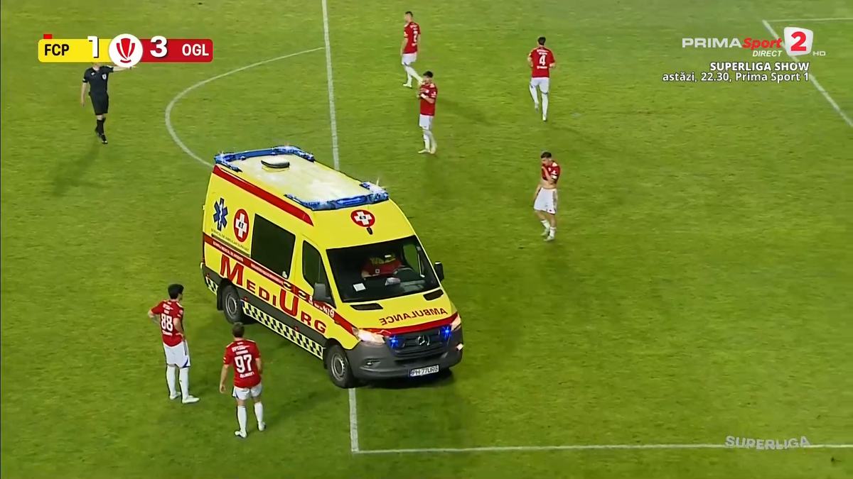 Imagini îngrozitoare în Petrolul - Oțelul » Marcatorul, transportat cu ambulanța la spital