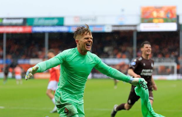 Scene incredibile în Olanda » Portarul a înscris din penalty în minutul 89 și și-a menținut echipa în prima ligă