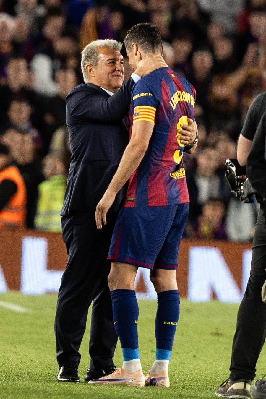Președintele Joan Laporta îl felicită pe Robert Lewandowski / Foto: Imago Barcelona, la despărțirea de Lewandowski: „Robert, totul a început cu tine”