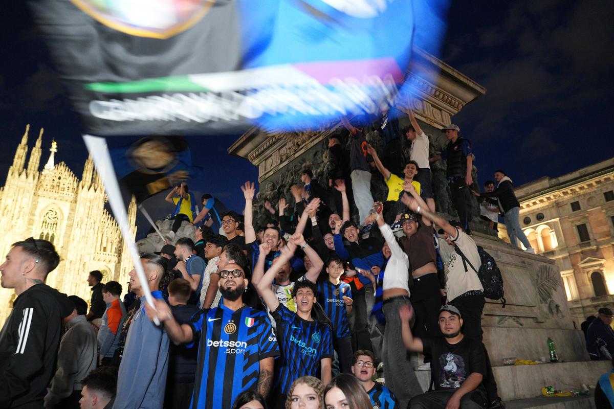 Interul lui Cristi Chivu a scos 400.000 de oameni în stradă: imagini din Piața Domului