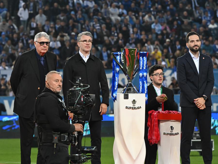 Gino Iorgulescu, Justin Ștefan, Andrei Stan. Universitatea Craiova a câștigat titlul de campioană în Superligă. Foto: sportpictures.eu Schimbare majoră în Superliga » Modelul pe care LPF vrea să-l preia din Austria: „Altfel n-o să producem rezultate”