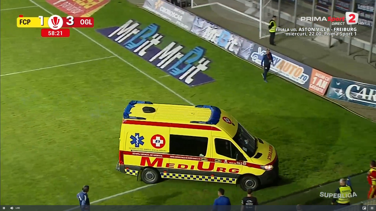 Imagini îngrozitoare în Petrolul - Oțelul » Marcatorul, transportat cu ambulanța la spital