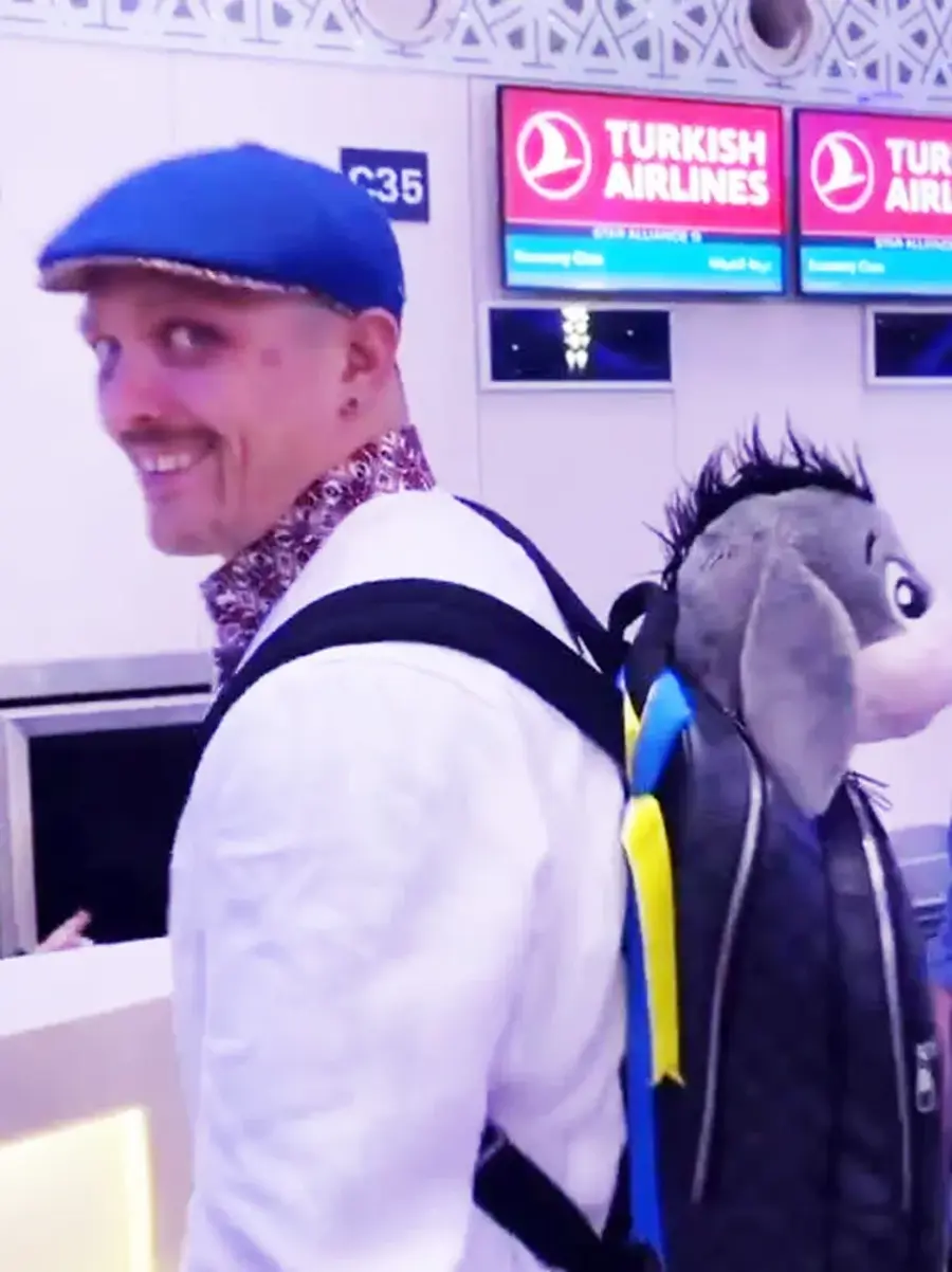 De ce gigantul Oleksandr Usyk poartă la el un măgar de pluș » Duel contra kickboxerului Rico Verhoeven, în fața piramidelor