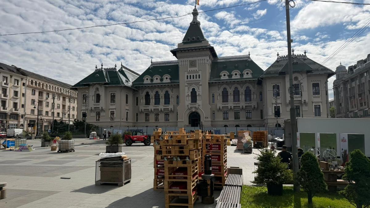 Piața „Mihai Viteazul” din Craiova, pregătită pentru sărbătoarea de titlu