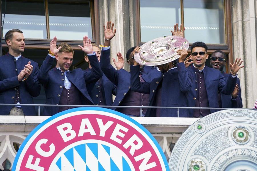 Michael Olise se ascunde după trofeu / Foto: Imago Vincent Kompany era să strice sărbătoarea titlului » Situația a fost salvată de soție!