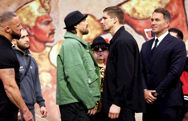 De ce gigantul Oleksandr Usyk poartă la el un măgar de pluș » Duel contra kickboxerului Rico Verhoeven, în fața piramidelor