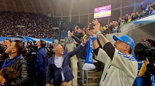 Mihai Rotaru și Mihai Bobonete, în timpul fiestei de la stadion
Foto Eduard Apostol