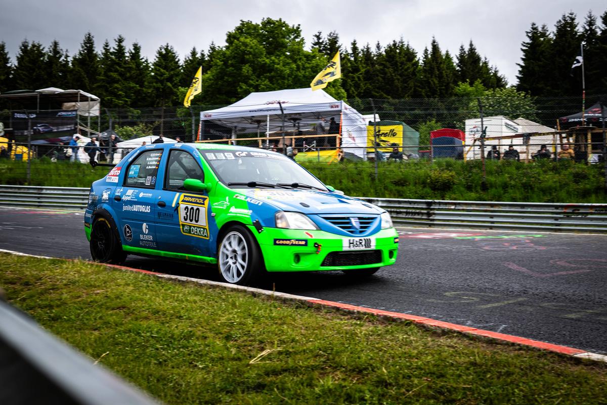Dacia a cucerit internetul! Pozele cu modelul românesc fac înconjurul lumii
