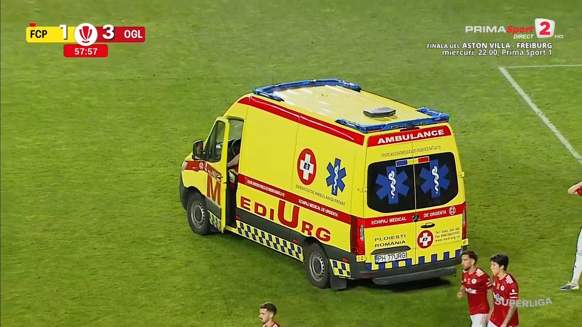 Imagini îngrozitoare în Petrolul - Oțelul » Marcatorul, transportat cu ambulanța la spital