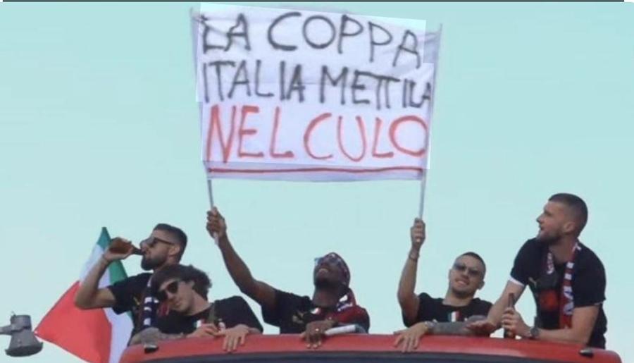 Pancarta folosită de jucătorii lui Milan cu ocazia sărbătorii titlului din 2021-2022 Procuratura a deschis anchetă după sărbătoarea lui Inter » Gestul care îl poate costa pe Marcus Thuram!