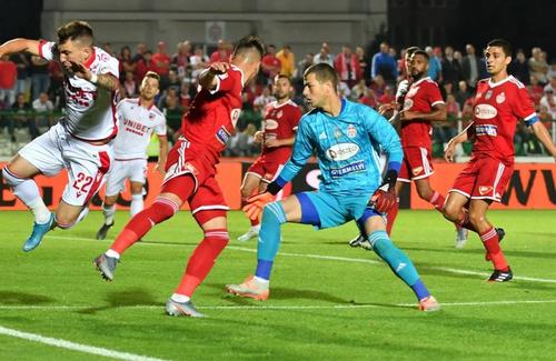 În sezonul regular, Sepsi și Dinamo și-au împărțit victoriile