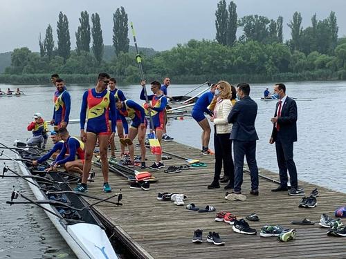 Elisabeta Lipă, Ionuț Stroe și Mihai Covaliu pe pontonul de la Snagov alături de canotori // FOTO COSR