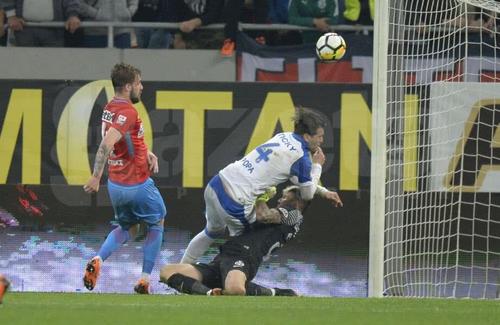 Răzvan Popa, în tricoul Craiovei, într-un duel cu FCSB