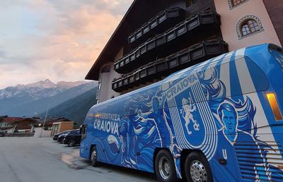 Avion personalizat pentru Universitatea Craiova! Elevii lui Ouzounidis stau la un hotel la care a fost cazată naționala Spaniei