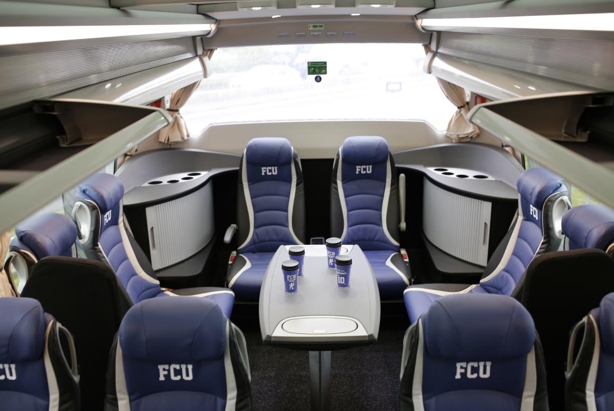 FCU Craiova 1948 și-a prezentat autocarul de peste 500.000 de euro: „E ca un Maybach!” + au transferat un ghanez
