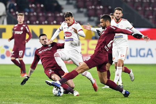 Rachid Bouhenna, în dreapta, intervine la balon // foto: Imago Images