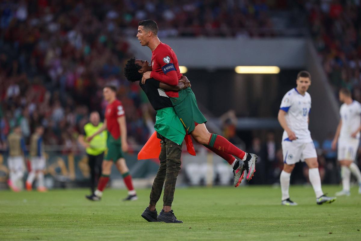 Imaginile serii în preliminariile Euro » Un spectator a pătruns pe teren, iar ce a făcut cu Cristiano Ronaldo e deja viral