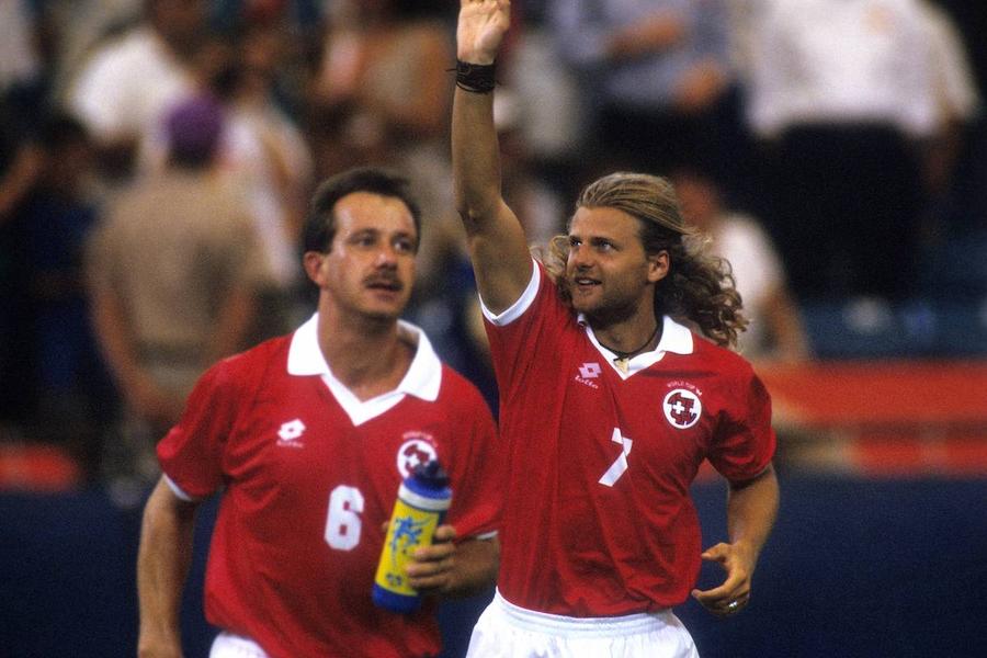 Sutter și Bregy celebrează golul de 1-0 din meciul Elveția - România 4-1, la Mondialul din 1994 Gică Popescu a distrus naționala după egalul de la Lucerna, o legendă a fotbalului elvețian ne laudă: „Am văzut o altă echipă a României”