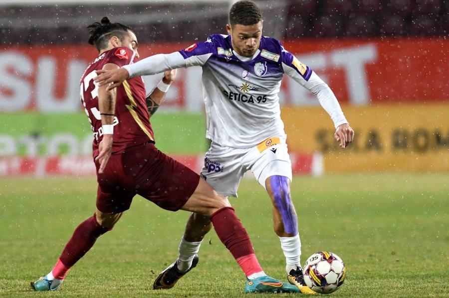 Zorhan Bassong, în alb-violet / Sursă foto: Imago Images La un pas să semneze cu Farul » Hagi nu se mai oprește: rezolvă al șaptelea transfer