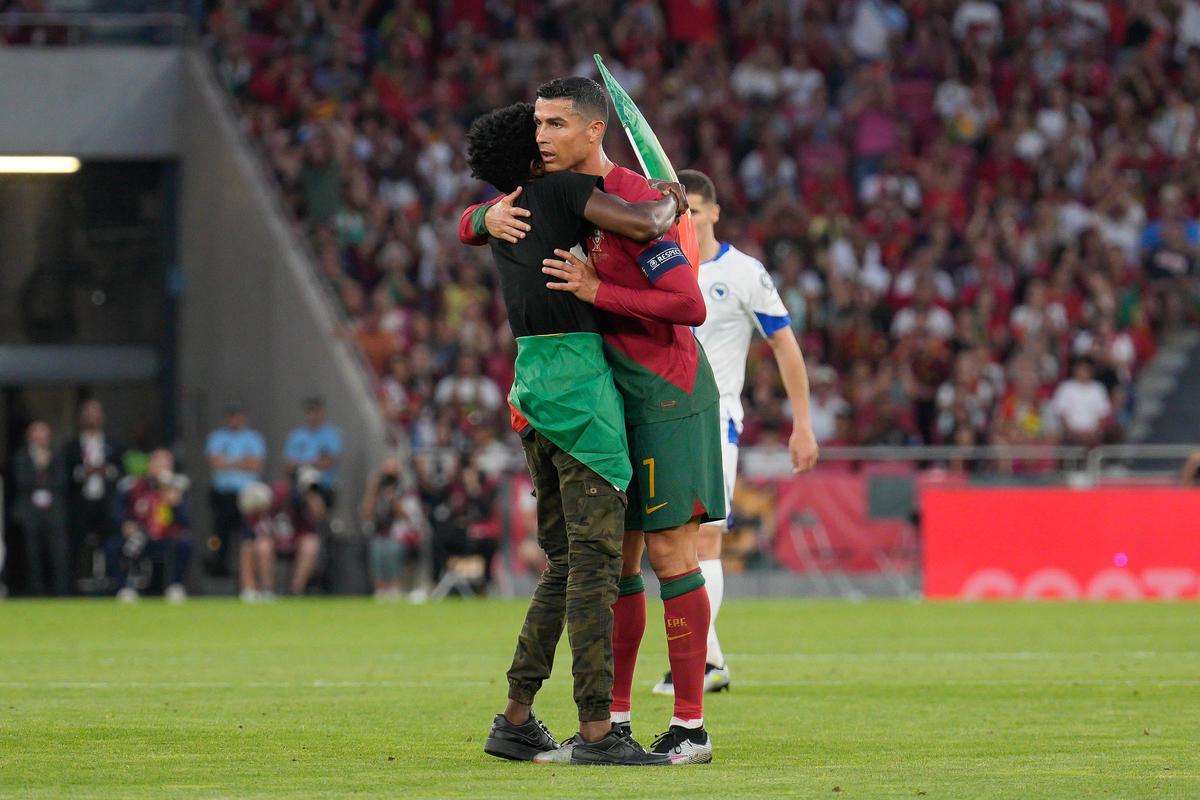 Cristiano Ronaldo, luat în brațe de un spectator care a intrat pe teren