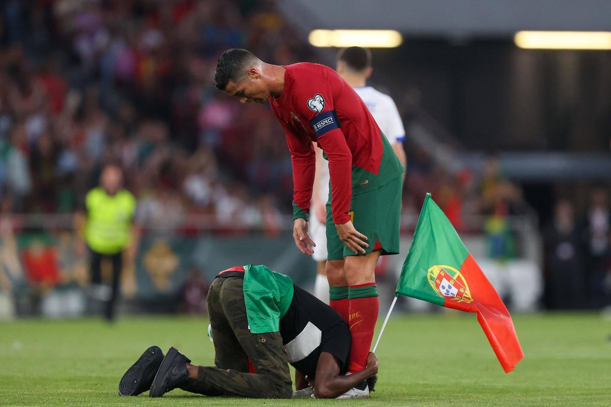 Imaginile serii în preliminariile Euro » Un spectator a pătruns pe teren, iar ce a făcut cu Cristiano Ronaldo e deja viral