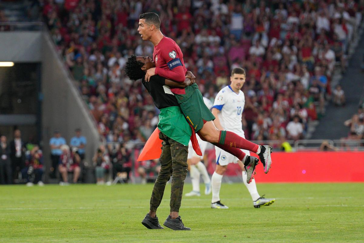 Imaginile serii în preliminariile Euro » Un spectator a pătruns pe teren, iar ce a făcut cu Cristiano Ronaldo e deja viral