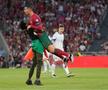 Cristiano Ronaldo, luat în brațe de un spectator care a intrat pe teren