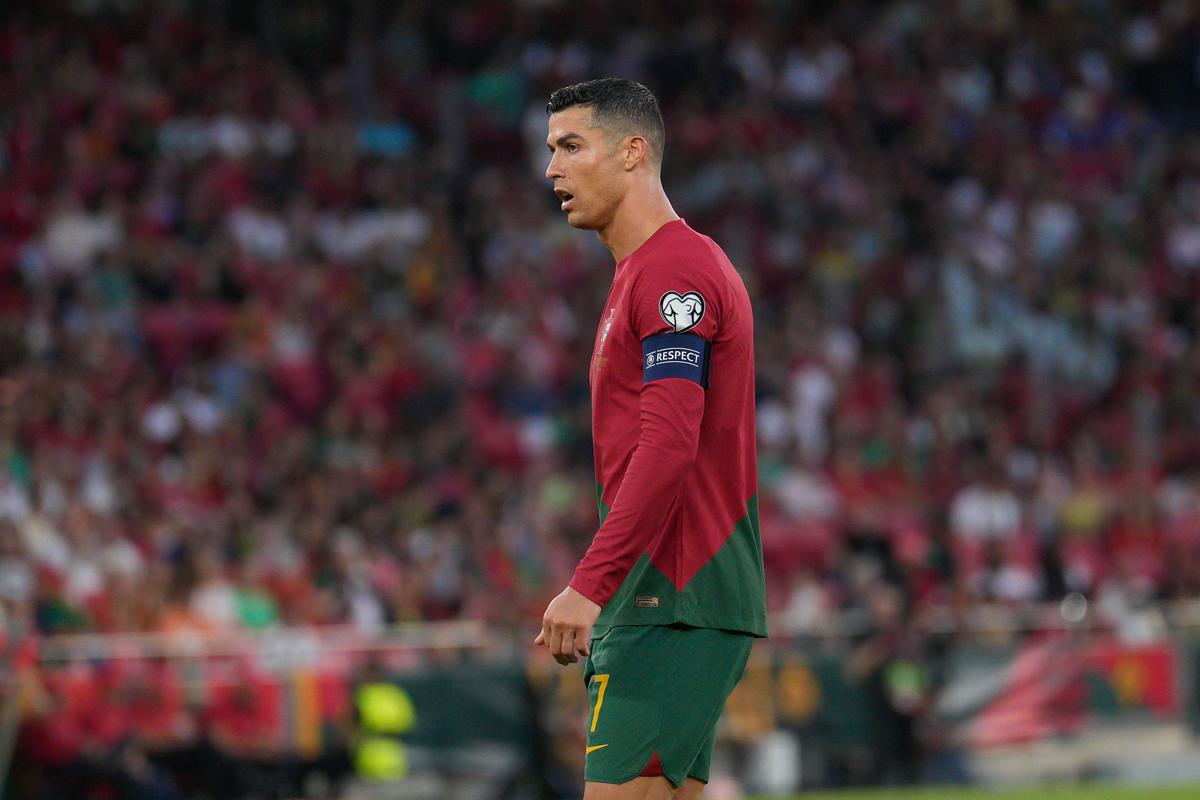 Cristiano Ronaldo, luat în brațe de un spectator care a intrat pe teren